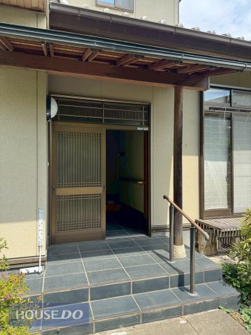 ゆったりとした玄関。奥行きのあるポーチで雨の日も安心です。