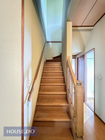 階段は手すりもあり妊婦さんからお子様や高齢者も安心です。また、のぼりやすいように一段の奥行きが広く設計されております。