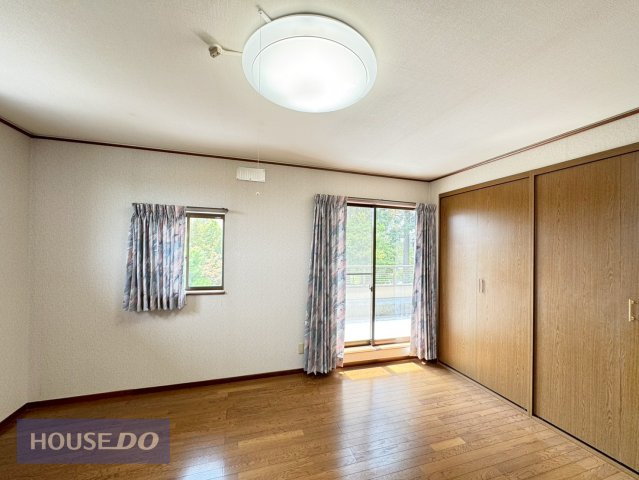 明るい採光の入る主寝室は大きいベットが余裕をもって入る広さ。