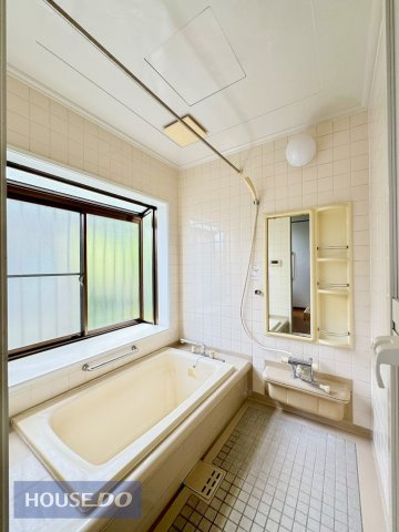 1日の疲れた体を癒せるシステムバス。足を伸ばしてリラックス♪一坪のユニットバスに変更可能です。