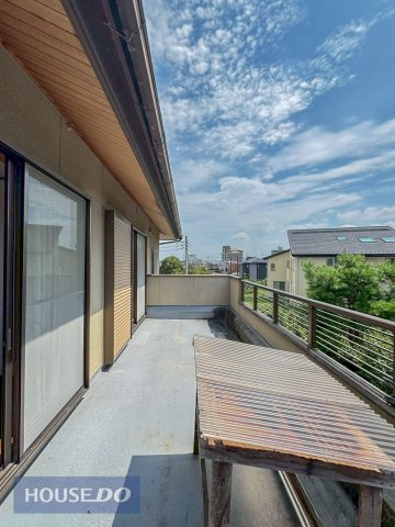 広々バルコニーでお布団や洗濯物がたくさん干せるだけでなく、周囲の視線を気にせずにプライベートな時間を過ごすリラックス空間としても使えますね♪