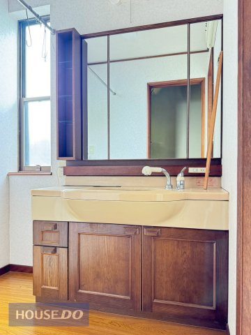 大きな洗面ボウルとハンドシャワーで、お風呂に入らなくても洗面台で手軽に洗髪♪三面鏡の裏側には収納スペースがあります。