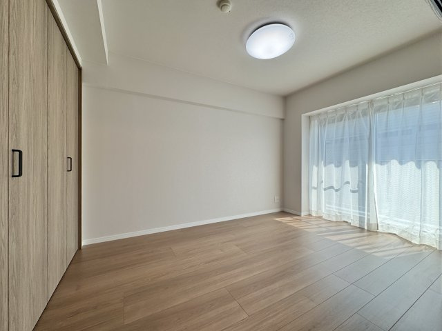 5.1帖の洋室。リビングとつながった開放感のある空間です。壁面のクローゼットも魅力的！