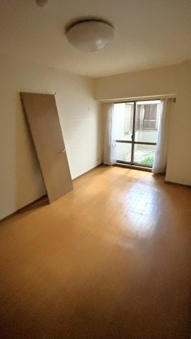 約4.3帖の洋室です　子供部屋やワーキングルームとしてもご使用いただけます