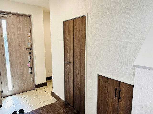 ～シューズインクロークや玄関収納あり　物が溢れがちな玄関をスッキリとした状態に保てます～