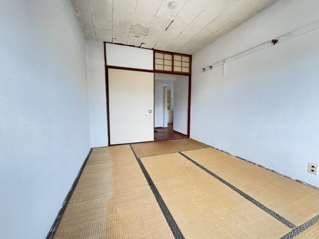 畳の上でゆっくりとくつろげる和室です