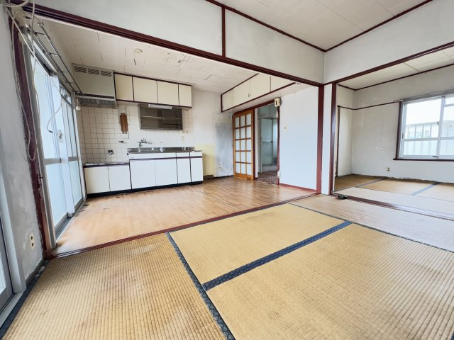 隣の和室と仕切られた引戸を引き込むことでリビングダイニングと一体の広々空間として利用可能な間取となっております