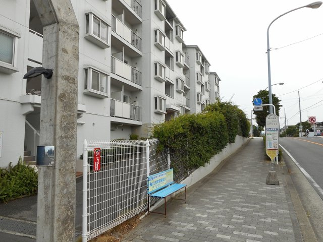 辻堂駅まで徒歩25分、自転車で約7分（約1.7ｋｍ）、茅ヶ崎駅まで向かうバス停まで徒歩1分と、2駅2沿線利用可能です！