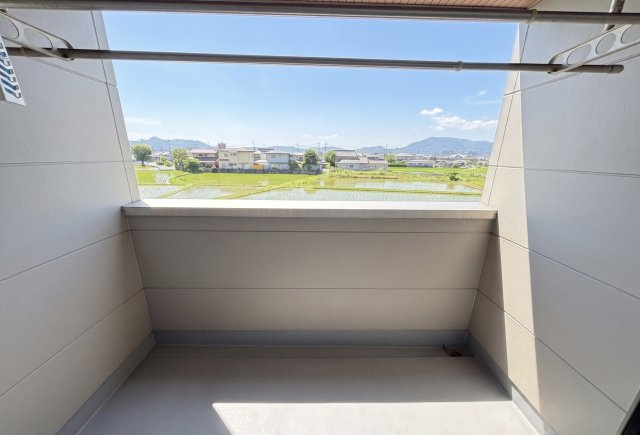 周囲に高い建物が少なく、遠くまで見渡せる開放的な眺望が魅力です。陽当たりや風通しも良好で、洗濯物が乾きやすいのも嬉しいポイント。晴れた日には青空や山並みを眺めながら、ゆったりとした時間を過ごせます。