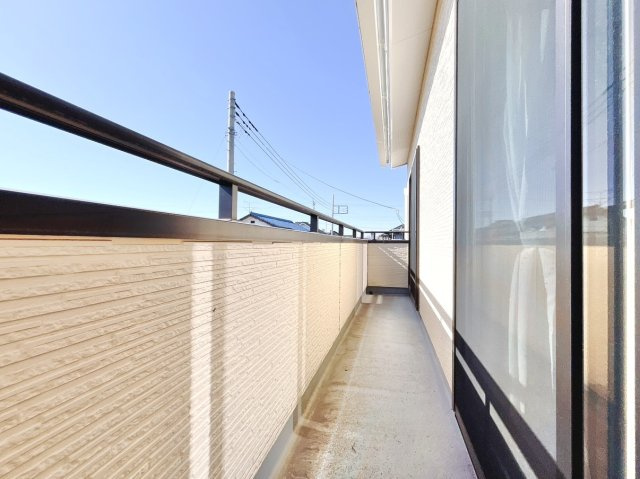 ■バルコニー｜お布団がたくさん干せますね♪バルコニーから入る日差しは暖かく、爽快な朝の目覚めを促してくれます♪洗濯物やお布団を干して太陽の香りを吸い込んだお布団で夜はおやすみください。