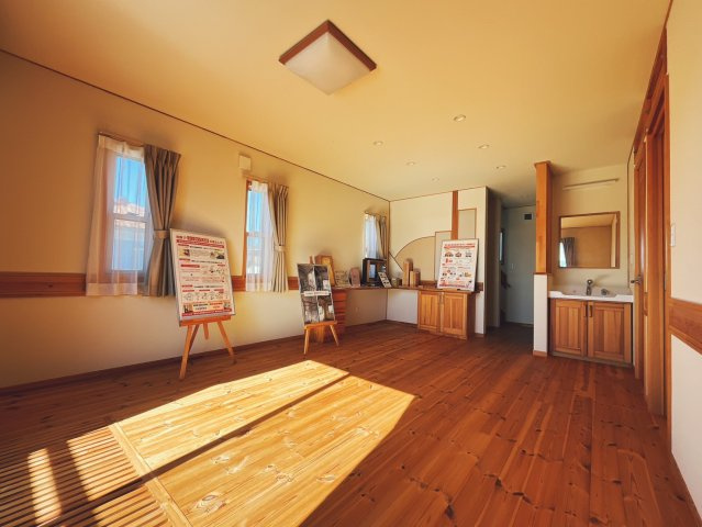 ■2階洋室｜お子様の一人部屋にピッタリな洋室。木のぬくもりを感じるフローリングは、天然木の味わいが時とともに深みを増していきます。また、傷にも強く、フリーワックスでお手入れもラクラクです♪