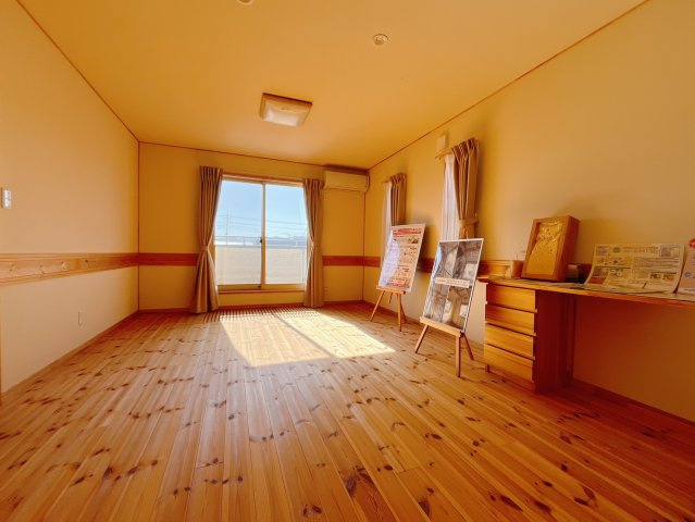 ■2階洋室｜ナチュラルカラーの床です。模様替えなどとても楽しく工夫できます♪陽当たり、風通しもとても良いので毎日快適な生活スタートです！子供部屋にも良いですね♪