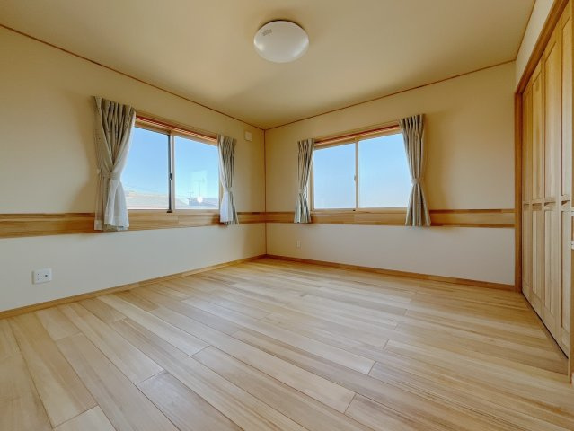 ■2階洋室｜2階洋室には大きな窓をご用意しています。日中はあたたかな日差し差し込み自分時間も充実できますね＾＾