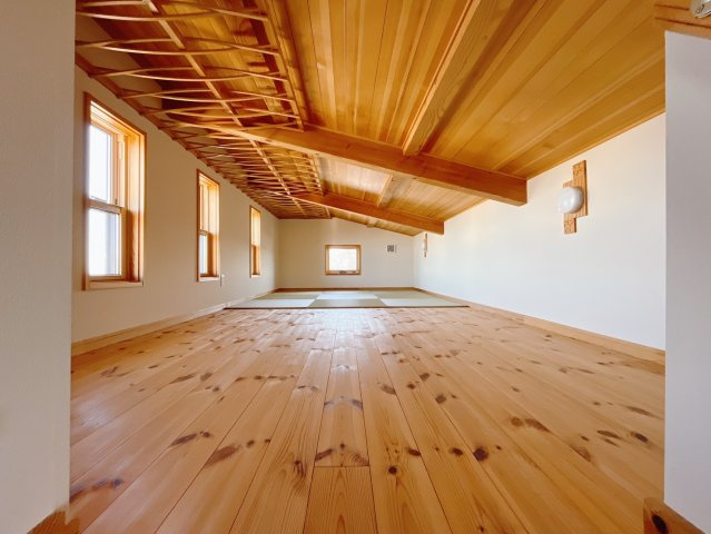 ■小屋裏収納｜小屋裏収納付きです♪大きな物や収納が難しい物もしっかり収納できます！