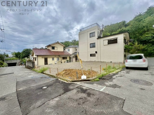 敷地面積が44坪以上と広め：敷地面積が147.37平米（約44.57坪）あり、ファミリー向けのゆとりある住宅を建てやすい広さが確保されています。