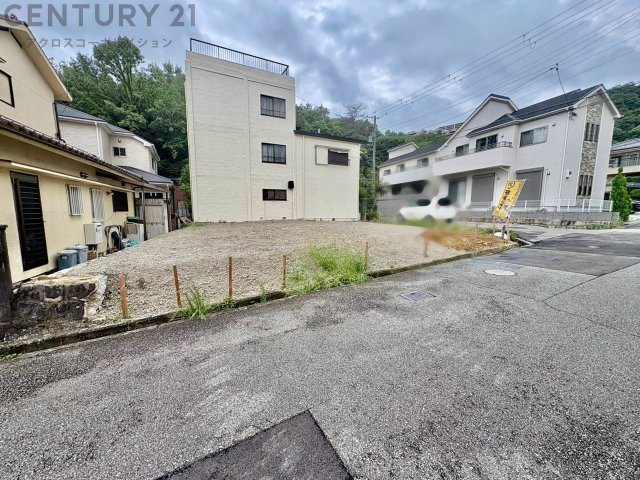 宝塚市立御殿山中学校まで徒歩約7分（約550m）と近く、お子様の通学に便利な環境です。