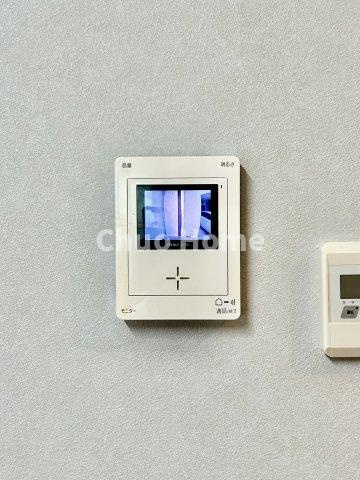 【モニターホン】誰が来たかすぐにわかるカラーモニター付きインターホン。通話ボタンを押すまでは室内の音は漏れていませんので相手を確かめてから応対できます。