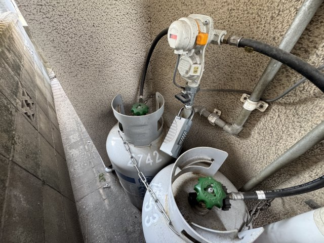 キッチンはプロパンガス仕様で、火力を重視した調理が可能です。浴室は電気設備を使用しており、用途ごとに設備が分かれた住まい。暮らし方に合わせて使い分けができ、日常の使い勝手にも配慮された設備構成です。