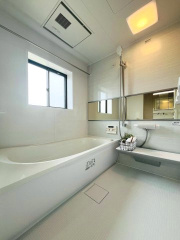 白を基調とした清潔感のあるユニットバス。窓を開ければ自然な換気ができ、外気を感じながら湯船でくつろぐこともできます。