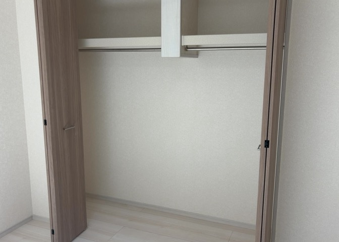 デザイン性を重視しすぎて収納が少なかった！なんてことにならないため、事前に現地で収納の数を確認しておくことをお勧めします。クローゼット以外にも床下収納や屋根裏収納、パントリーなどもチェックしましょう。