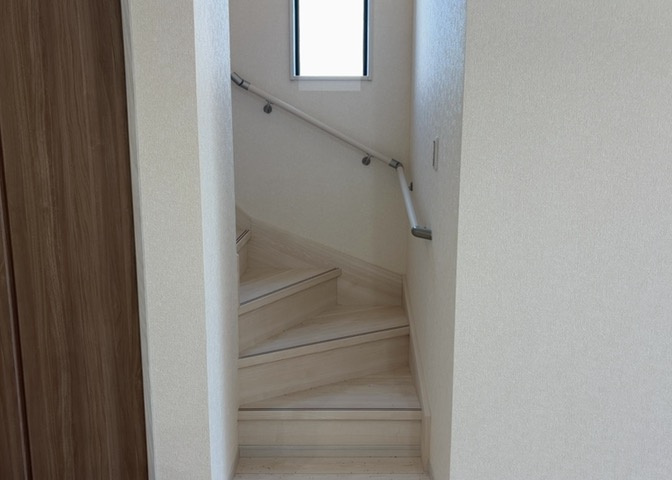 建物の上下階の通路である階段は、その位置によって動線や室内の印象が大きく左右されます。手摺にも重要な役割があり、転倒の防止・歩行や動作を円滑にして日常生活を支えることを主な目的として設置されています。