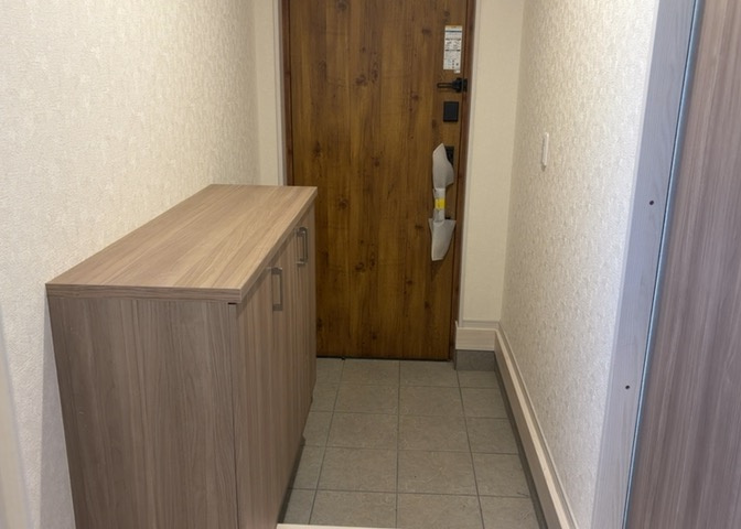 玄関は家の顔でもあり、家族以外の目にも止まる場所です。玄関は外との間を仕切る扉、靴などをしまっておく収納スペース、靴脱ぎのたたきスペース、来客とのやり取りをするドアホンなど複数のアイテムからなります。