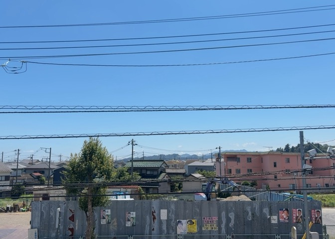 眺望を気にして物件を探す場合、前面に建物が建っていないか現地で確認しましょう！前面に建物があると景色はもちろん、日当たりや風通しにも影響が出てきます。住んだ時のことを想像しながら現地見学をしましょう。