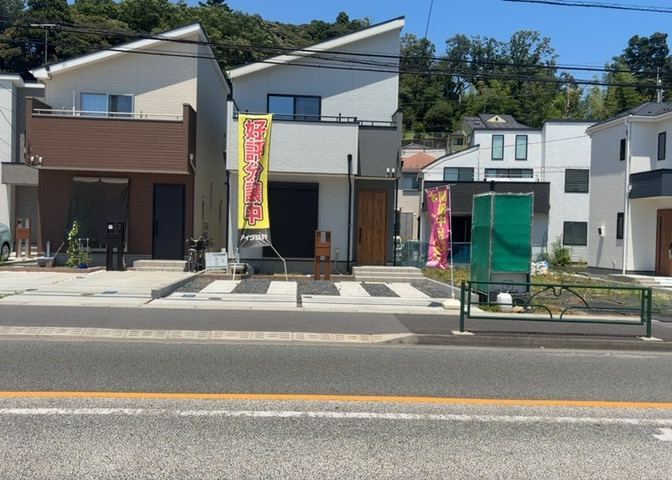 住宅用の土地では前面道路に2m以上接していなければならないと法律で定められています。しかし、お持ちの車のサイズやライフスタイルなどにより、2mでは利便が悪い場合もございますので、事前に確認しましょう。