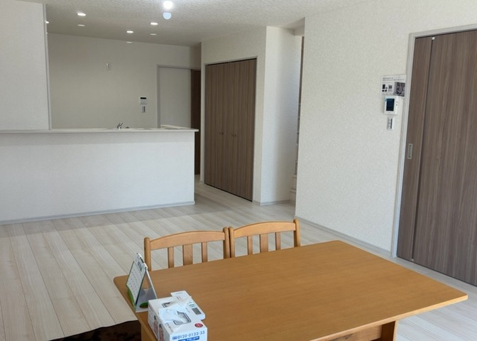 L型アイランドタイプは、キッチンからダイニングにもリビングにも目が行き届くので、とても使いやすい配置です。L字型独立タイプは、キッチンを独立させてるためLDKというよりもLDといった様なイメージです。