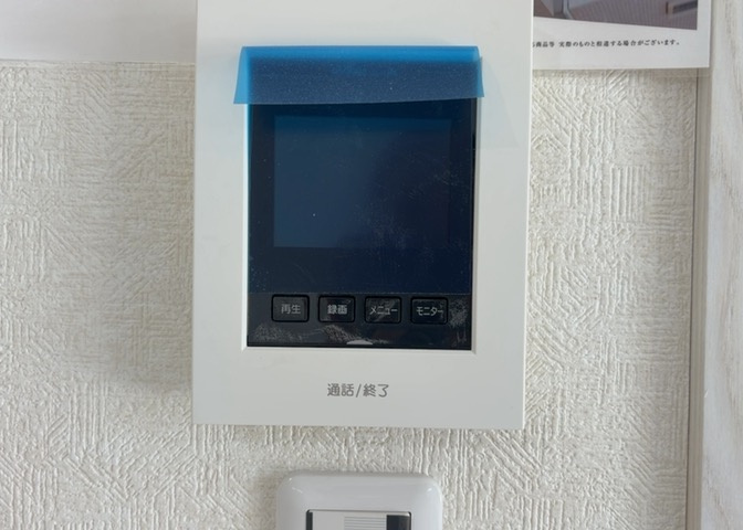 モニターで来訪者を確認して、目的が分からない場合はインターホンを通じて室内から会話することができます。怪しいと感じた場合はインターホン越しにお帰りいただくことができるので、直接会うことがなく安全です。