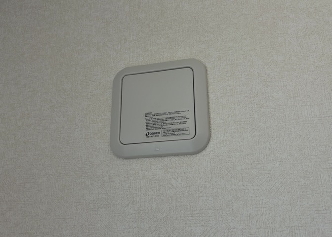 1日中建物内の換気が行われるように設計された仕組みです。気密性の高い住宅は、家に籠った空気でシックハウス症候群になる可能性がありますが、24時間換気システムであれば計画的な換気で対策が可能です。