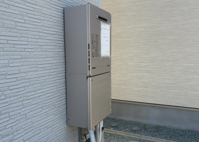 省エネ給湯器とは従来型の給湯器より熱効率が高く、少ない燃料でたくさんのお湯を沸かすことが出来る高効率な給湯器のことを指します。また、省エネ給湯器には種類があり、利便性や効果なども様々です。