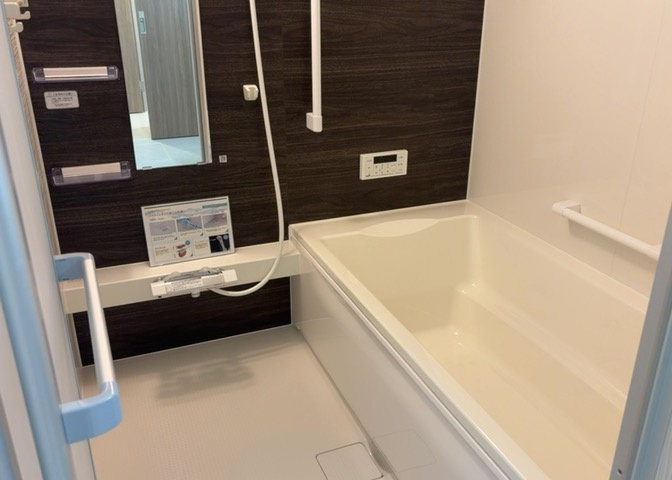 入浴時の快適さも大事なことですが、綺麗な状態を維持できなければ気持ちよく入浴できません。毎日の掃除が楽という点は大事なポイントになります！カビが生えにくく掃除がしやすい、壁や浴槽を選ぶといいでしょう。