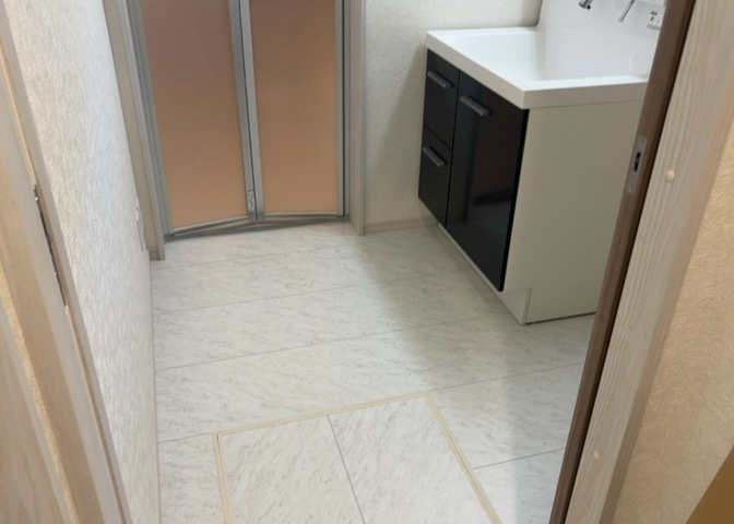 多くの戸建て住宅で見かける洗面脱衣所は、洗面台と洗濯機が2畳ほどのスペースに並べられていて、洗面所が脱衣所を兼ね備えている間取りが一般的です。お客様が利用することもある、パブリックな空間でもあります。