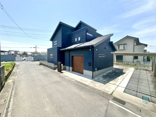 ■外観｜三方角地に位置しているため開放感があり、日当たりや風通しも良好で、快適な生活環境が整っています♪