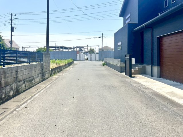 ■外観｜周囲の見渡しが良く、車の出入りの際も安全確認がしやすいため、小さなお子様がいるご家庭でも安心です。