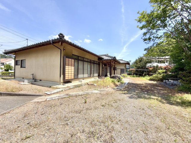 ■外観｜すべての空間が地面に近い平屋は、屋外に出やすく、窓から外の景色や緑を取り込めば自然を身近に感じられる住まいになります♪