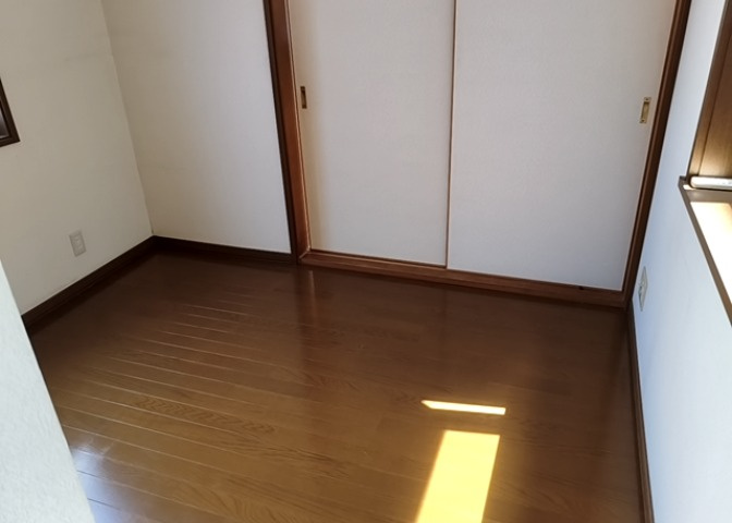 洋室のメリットは重い家具が置きやすく、身の回りが整理しやすいことです。　床がフローリングのため畳とは異なり凹みにくいです。　クローゼットなど収納が豊富で、普段使わない旅行カバンや服の整頓も簡単にです。