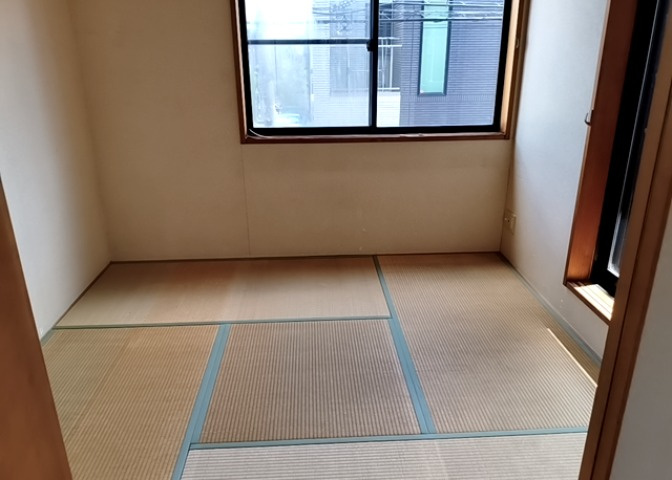 寝室でゆっくりと過ごすためにはベッド周りの適度な空間を担保することや窓の位置、照明の明るさ、寝室の広さなどを考える必要があります。自身や家族の構成とライフスタイルに併せて寝室にする部屋を選びましょう！