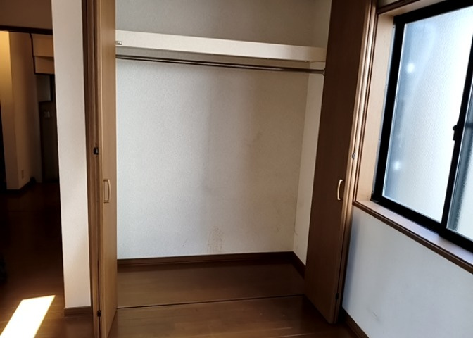 デザイン性を重視しすぎて収納が少なかった！なんてことにならないため、事前に現地で収納の数を確認しておくことをお勧めします。クローゼット以外にも床下収納や屋根裏収納、パントリーなどもチェックしましょう。