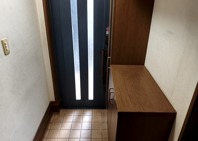玄関は家の顔でもあり、家族以外の目にも止まる場所です。玄関は外との間を仕切る扉、靴などをしまっておく収納スペース、靴脱ぎのたたきスペース、来客とのやり取りをするドアホンなど複数のアイテムからなります。