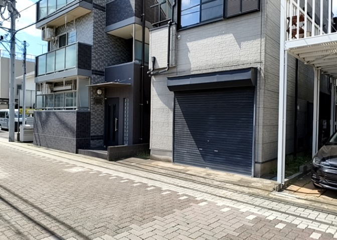 住宅用の土地では前面道路に2m以上接していなければならないと法律で定められています。しかし、お持ちの車のサイズやライフスタイルなどにより、2mでは利便が悪い場合もございますので、事前に確認しましょう。