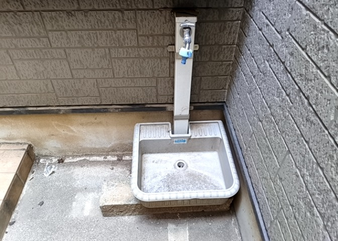 敷地内に散水栓や立水栓があると便利です。水道水を直接利用できるため、水を運ぶ手間を省くことが出来ます。大量の水を必要とする洗車作業や清掃などに役立ちます。その他設備とあわせて、現地でご確認ください。