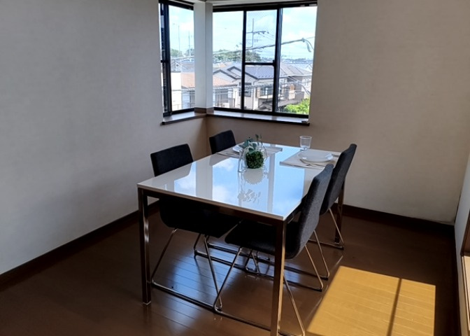 L型アイランドタイプは、キッチンからダイニングにもリビングにも目が行き届くので、とても使いやすい配置です。L字型独立タイプは、キッチンを独立させてるためLDKというよりもLDといった様なイメージです。