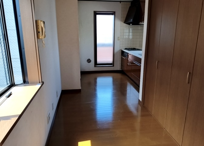 ダイニングは、食事や家族の団らんスペースとしてだけではなく、ほかの用途としても使用することができます。ダイニングテーブルを置き、食事のためのスペースを作ることでリビングとの差別化を図ることができます。
