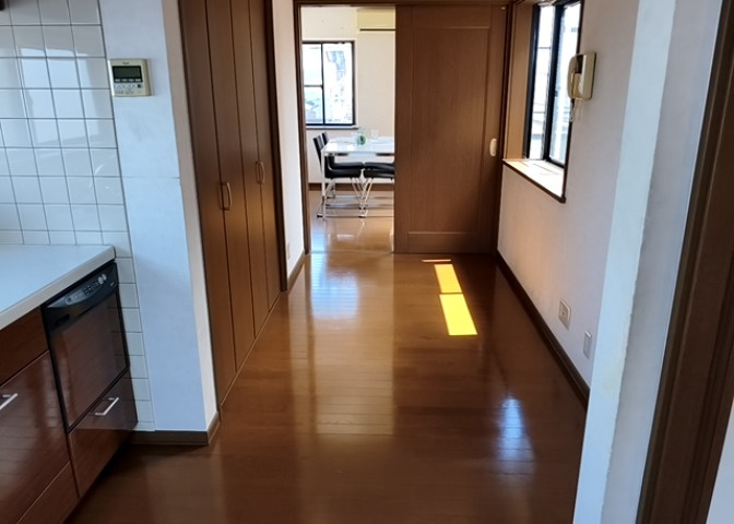 ダイニングにはダイニングテーブルセットなどを置くことが多く、間取りにおいて「D」と略記されますが、食事を作るときの作業場として使用したり、朝食を食べたりするときだけに使われるケースも少なくありません。