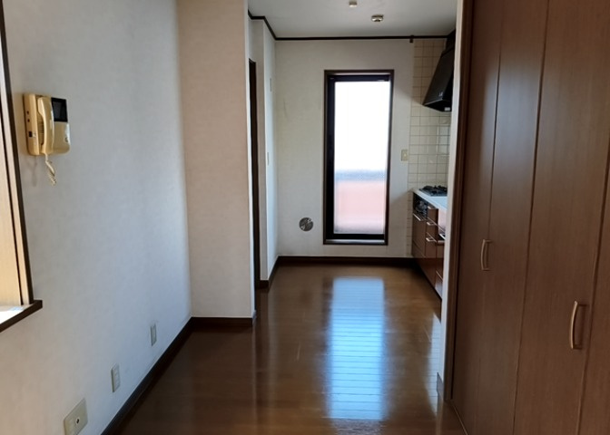 ダイニングとキッチンの間を扉や壁などで仕切らず、一体化させた間取りです。キッチンカウンターがついている物件ならば、食事をキッチンカウンターで取ることで、ダイニングスペースをリビングとして使用できます。