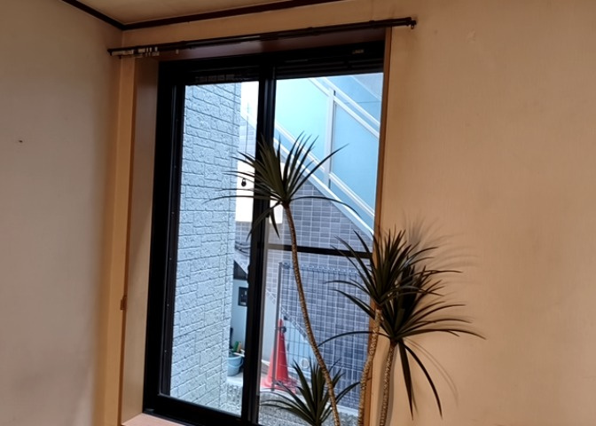 サッシは、ガラス窓に使用される金属製の窓枠です。一般的に住宅建築では、金属製建具工事の段階でガラス類・玄関などと同時に設置されます。種類や構造により断熱性能や遮音性能が異なるので現地でご確認ください。