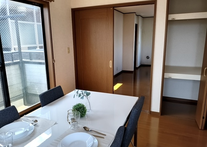 直線タイプはLとDKを一直線に並べた形で対面キッチンのタイプです。一般的なのでよく見かけるかもしれません。直線タイプに似た直接アイランドタイプは、キッチンとダイニングの間に壁がない分広く感じられます。