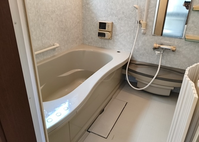 入浴時の快適さも大事なことですが、綺麗な状態を維持できなければ気持ちよく入浴できません。毎日の掃除が楽という点は大事なポイントになります！カビが生えにくく掃除がしやすい、壁や浴槽を選ぶといいでしょう。